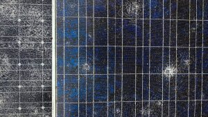 Solarpanels mit Hagelschäden